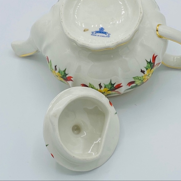 Windsor || "Mini" Teapot with Holiday Holly - Picture 10 of 11